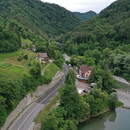 Okrepcevalnica Kurn'K Bed & Breakfast Cerkno Eksteriør bilde