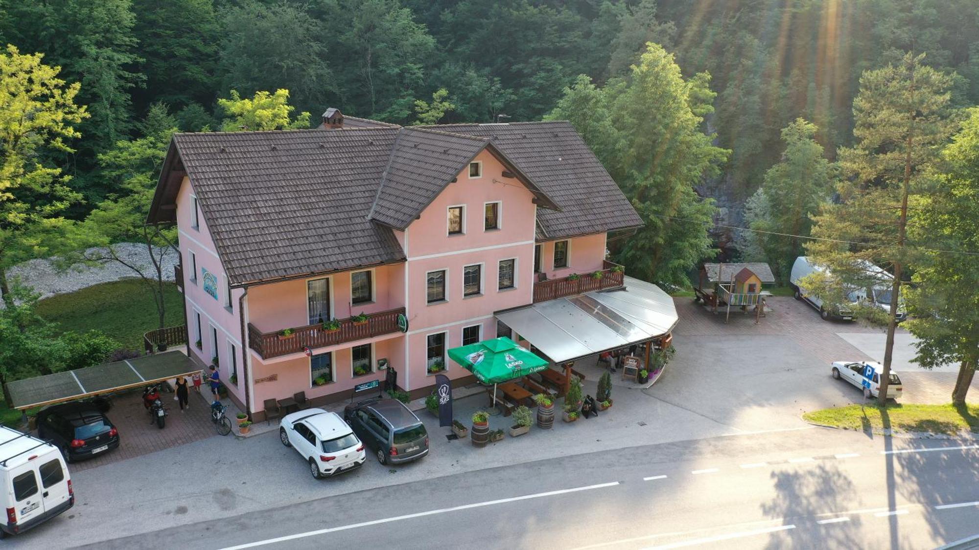 Okrepcevalnica Kurn'K Bed & Breakfast Cerkno Eksteriør bilde