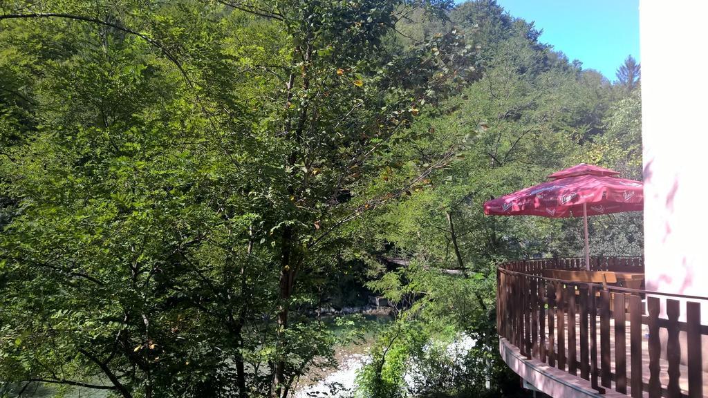 Okrepcevalnica Kurn'K Bed & Breakfast Cerkno Eksteriør bilde